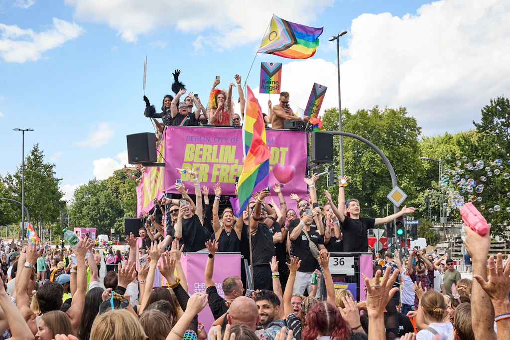 Eine Woche nach dem Anschlag auf den Berliner Christopher Street Day (CSD) nimmt eine Delegation aus der Hauptstadt mit einem eigenen Truck an der Hamburg Pride 2026 teil.