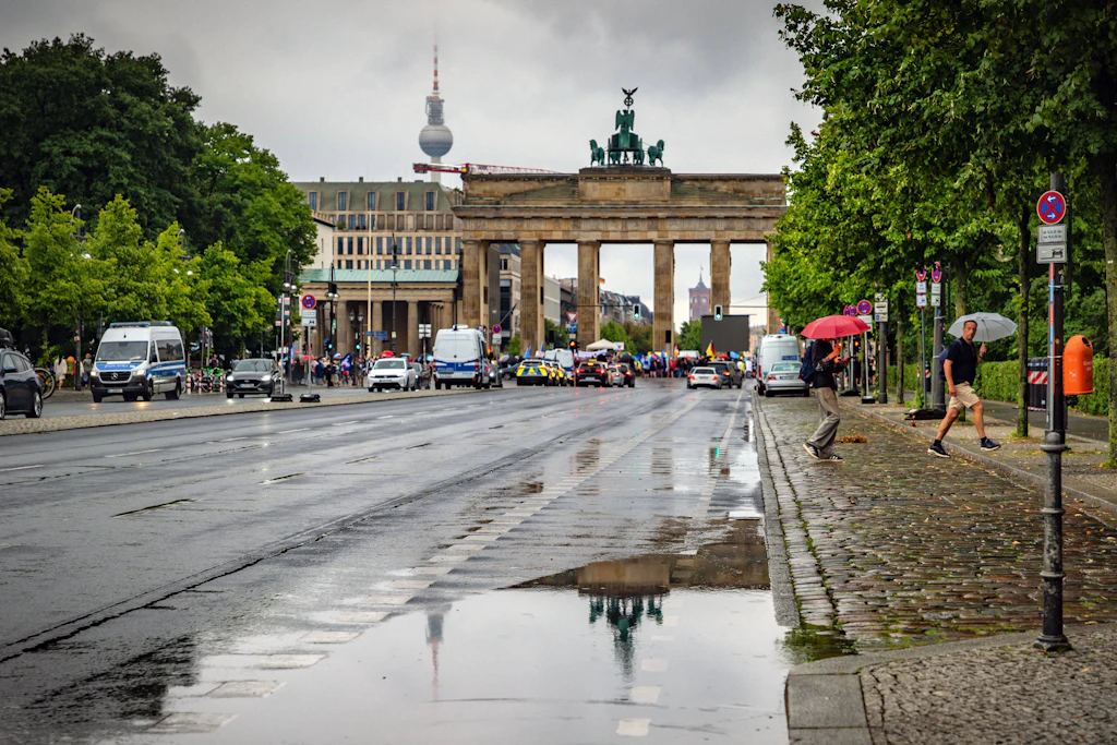 Demo am Brandenburger Tor: Friedensbewegung fordert Stopp der Rüstungsexporte