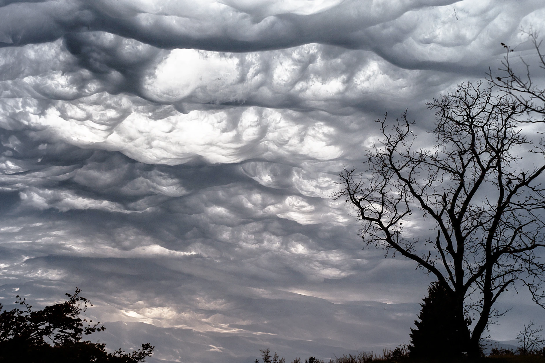 Asperitas-Wolken am Himmel über Missouri. Dieses Foto zeigt die besonders starke Ausprägung der besonderen Wolkenart. Ein echtes Naturschauspiel!