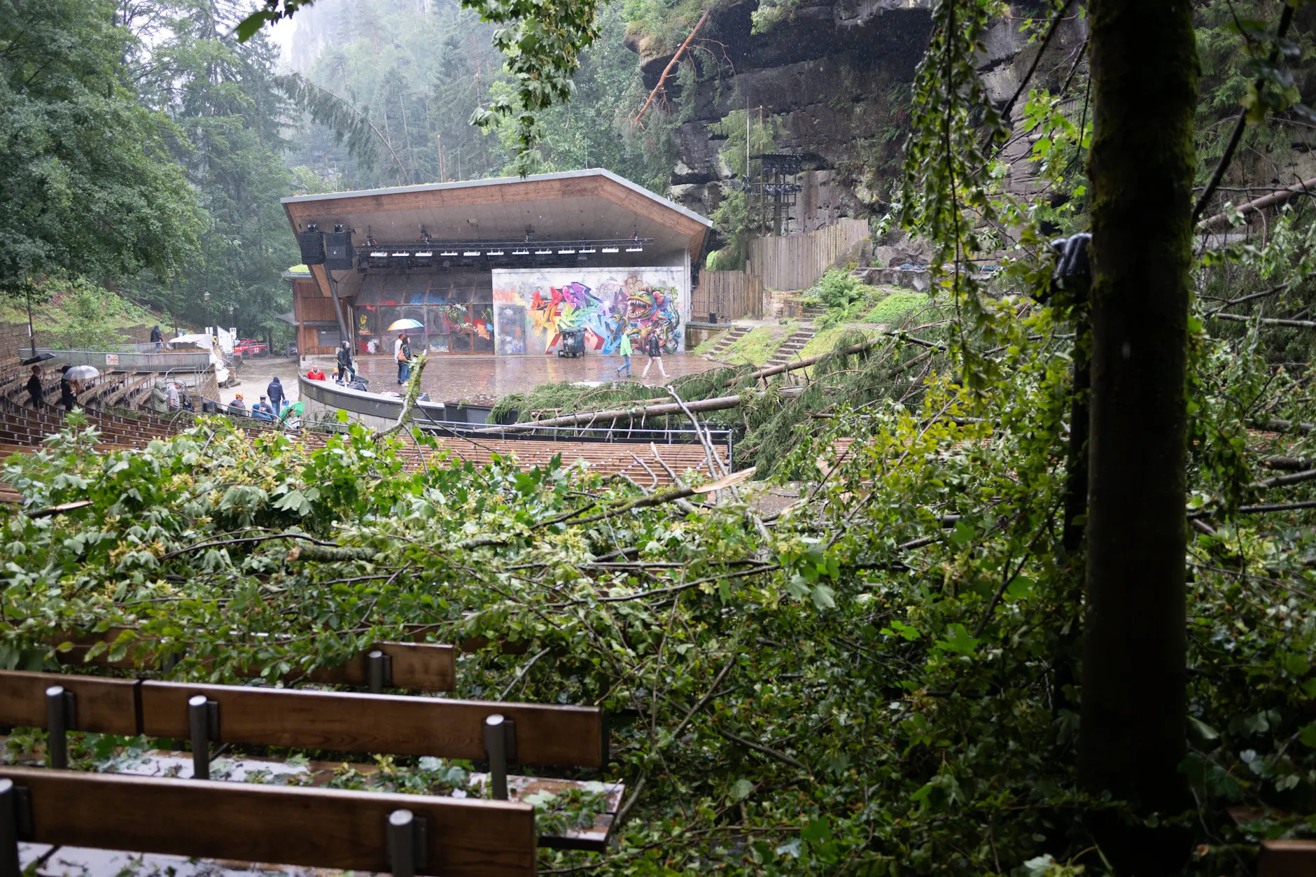 Die Felsenbühne Rathen ist eine der schönsten Naturbühnen in Europa. Nun ist der Spielbetrieb unterbrochen, im Zuschauerraum liegen abgebrochene Bäume.