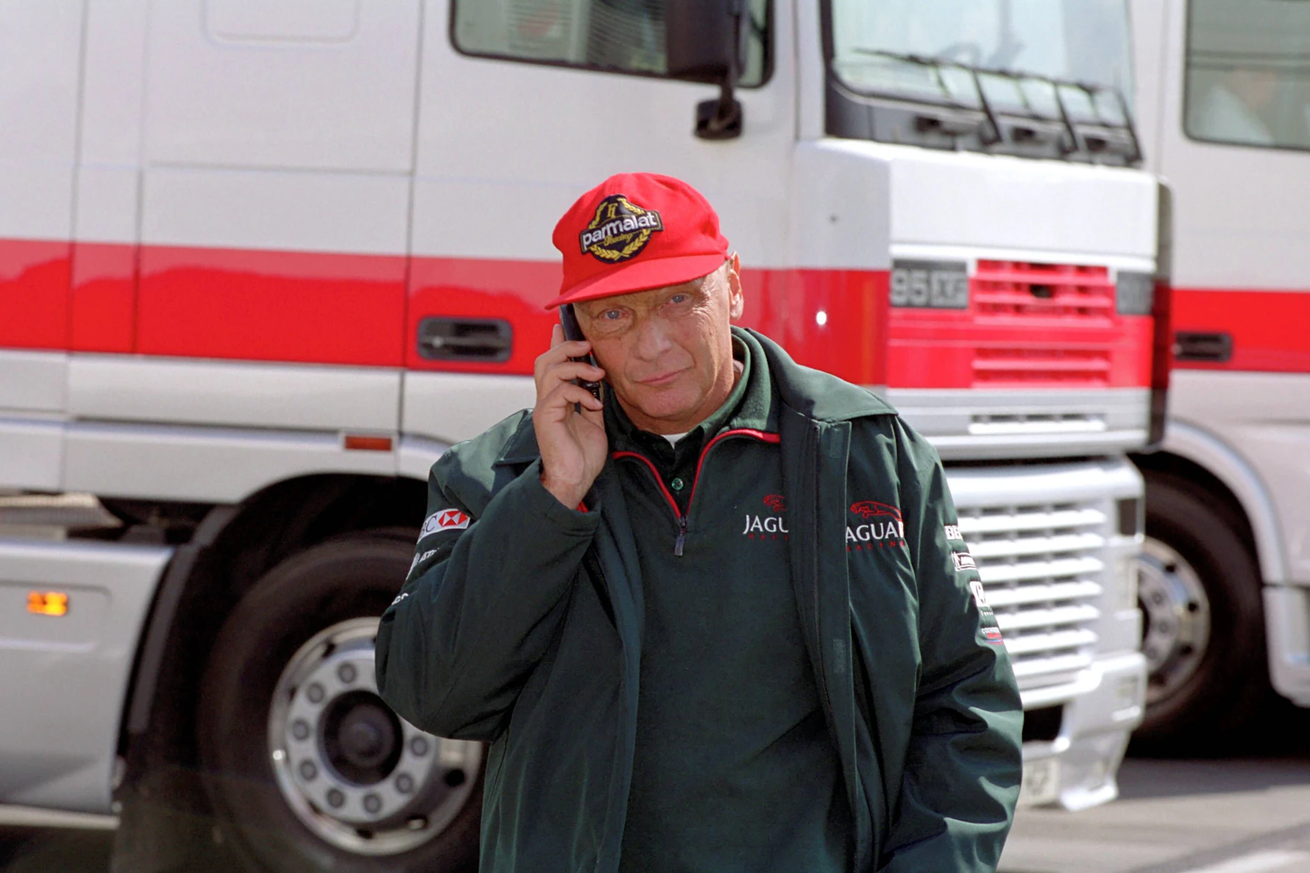 Niki Lauda in seinem Ferrari in der Boxengasse. Nur 42 Tage nach dem Feuerunfall am Nürburgring startete er wieder in Monza.