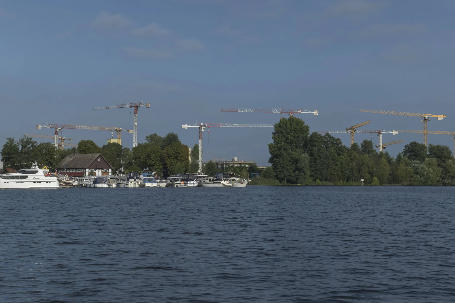 Idyllisch am Wasser gelegen: Im Havelufer-Quartier rings um den Maselakepark in Berlin-Spandau wurden in den letzten Jahren mehrere neue Wohnblöcke hochgezogen.
