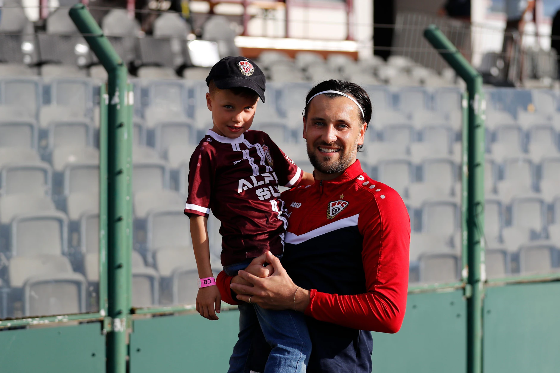 Rufat Dadashov vom BFC Dynamo feiert nach dem 2:0 gegen Chemie Leipzig mit Friedrich, dem Sohn eines treuen Dynamo-Sponsors.