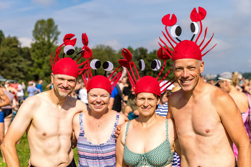 Auch das Kommando Krabbe aus Dresden, bestehend aus Sven, Ines, Judith und Rainer (v. l.) nahm am Elbeschwimmen teil.