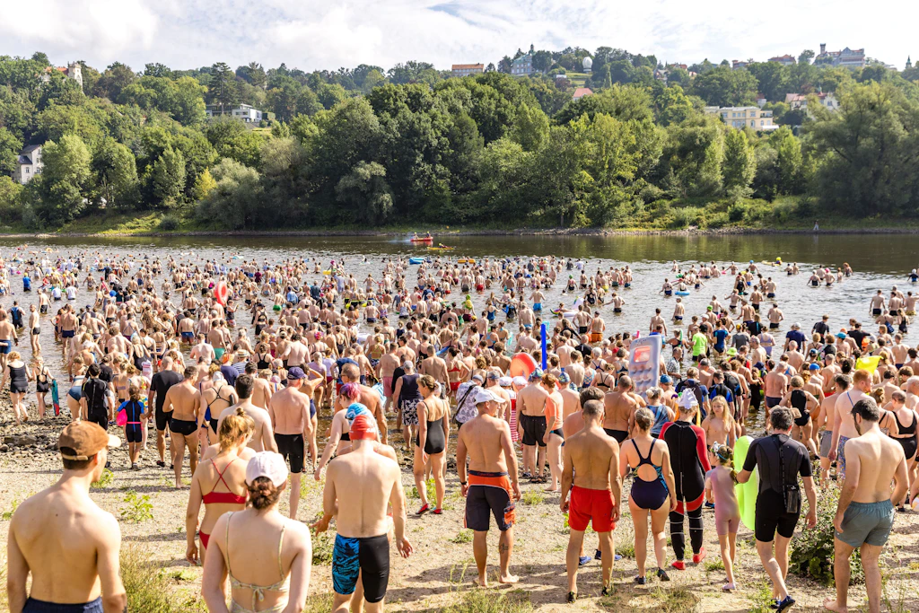 Bei sommerlichem Wetter gingen die vielen Teilnehmer bei 23 Grad Wasser- und 21 Grad Lufttemperatur am Sonntag auf die etwa 3,5 Kilometer lange Strecke.