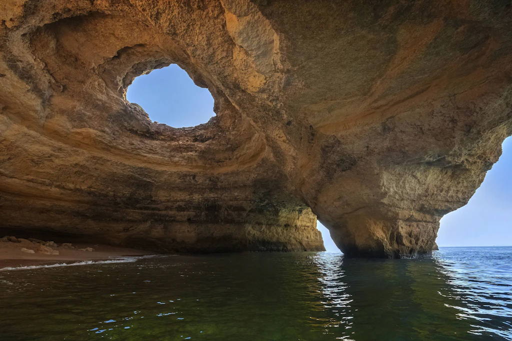 Höhle bei Benagil, Praia de Benagil, Lagoa, Algarve.