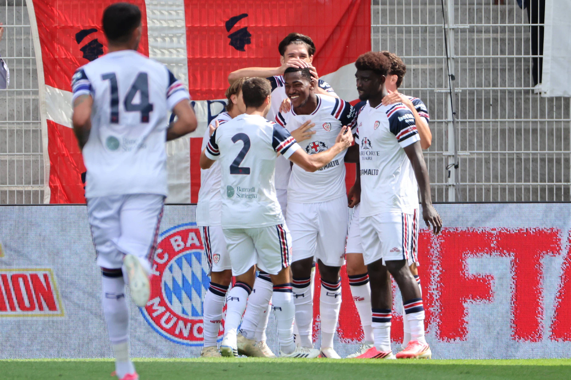 Yael Trepy jubelt nach dem Tor zum 0:1 für Cagliari.