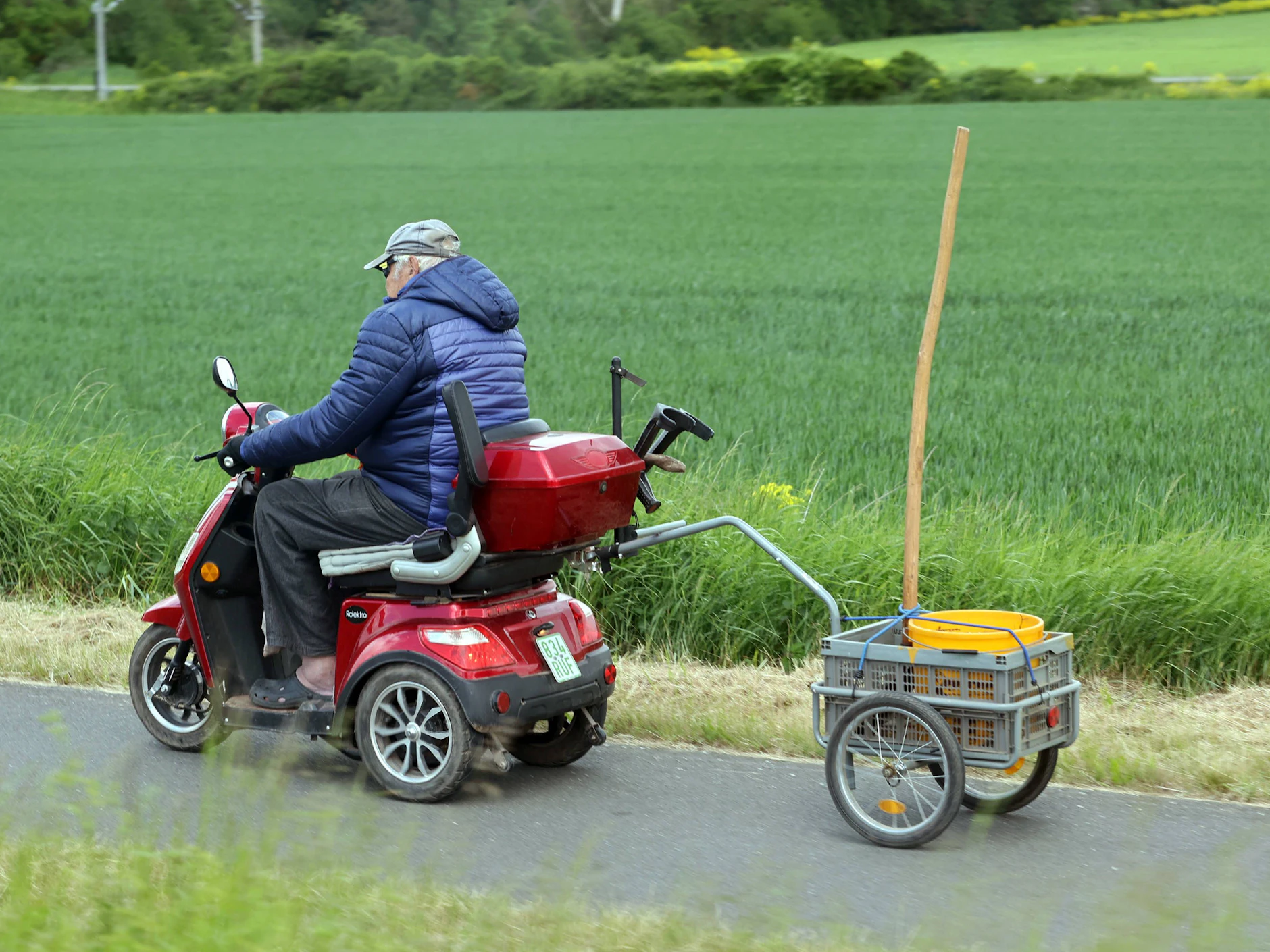 Ein Rentner ist in Rossla (Sachsen-Anhalt) auf seinem E-Scooter unterwegs.