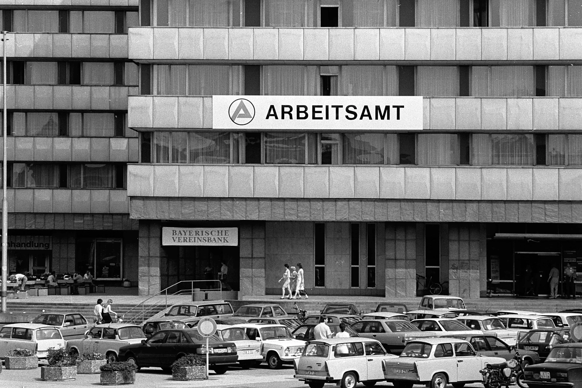 Im August 1990 eröffnete in Chemnitz das erste Arbeitsamt nach der Wende. Es zog in das ehemalige Gebäude der SED-Bezirksleitung ein.