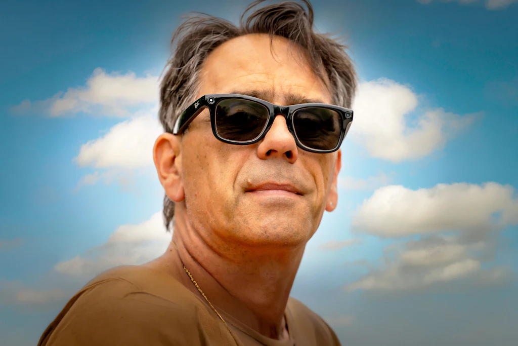 Smart Glasses, abwertend auch als „Perversling-Brillen“ bezeichnet, lassen sich immer schwerer erkennen. Deshalb wird es leichter, mit den Geräten heimlich Menschen zu filmen. (Symbolfoto)