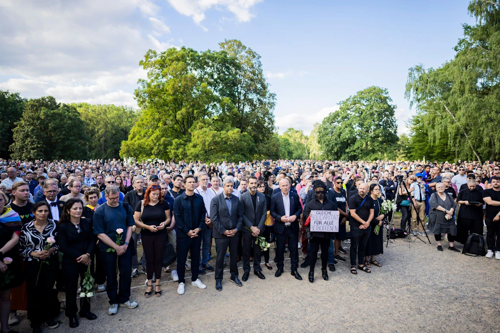 Mahnwache am Sonntag im Tiergarten: Auch der Regierende Bürgermeister Kai Wegner (M.) nahm teil.