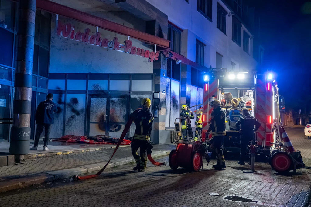 Vor dem Polizeiposten in Leipzig-Connewitz brannten Absperrungen.
