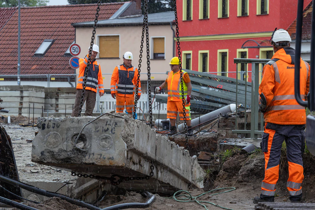 Durch die Kreditaufnahme sollen auch Straßenbauprojekte der Kommunen unterstützt werden, die sonst wegen der Haushaltslage warten müssten (Symbolbild).