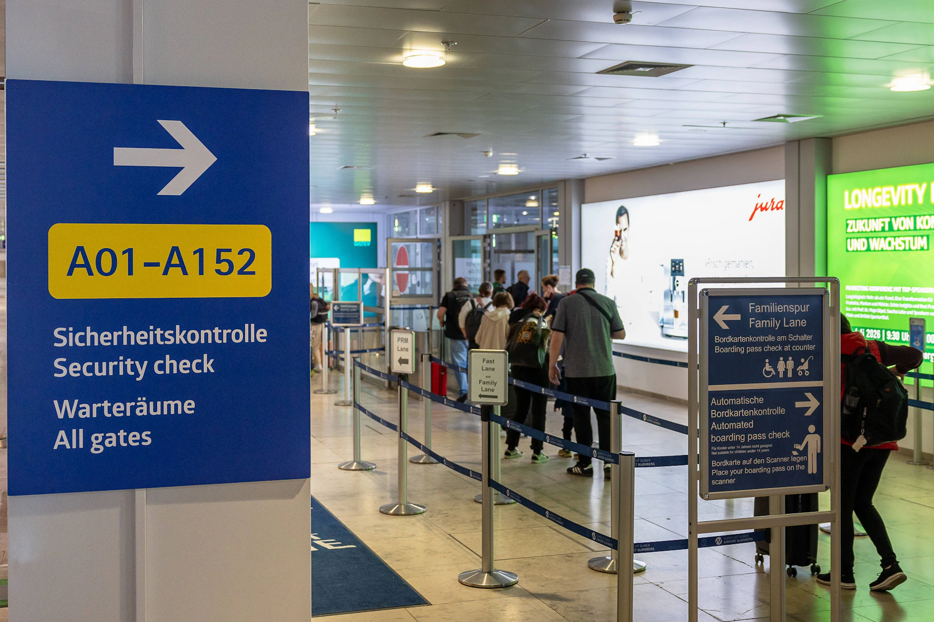 Weg zur Sicherheitskontrolle und zu den Wartebereichen am Airport Nürnberg