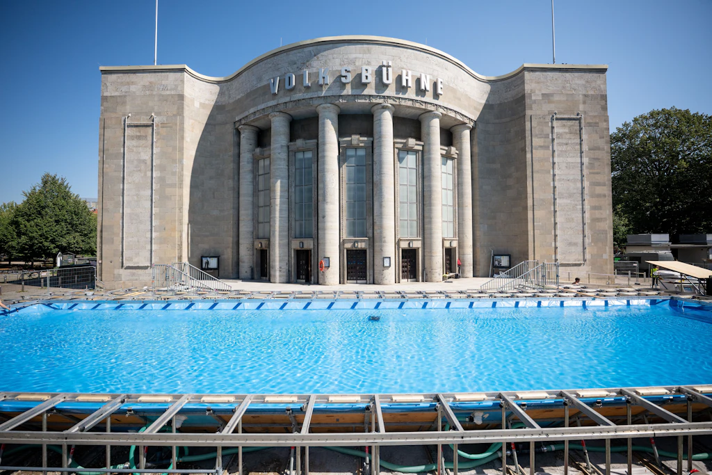 Kostenlose Tickets ab morgen: Pool vor der Volksbühne öffnet