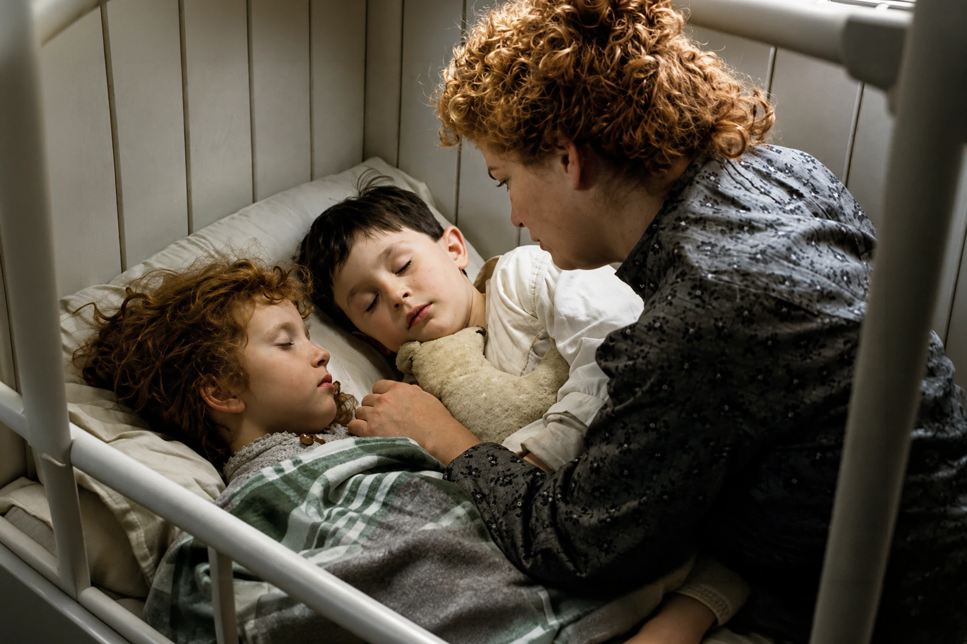 Kurz vor dem Untergang der „Titanic“ liest die Mutter ihren Kindern in der Kabine vor. Eine Szene, die vielen Zuschauern noch heute Gänsehaut bereitet.