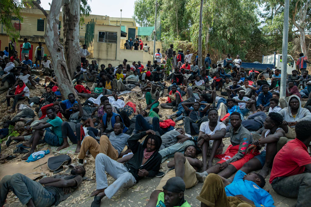 Neu angekommene Migranten im überfüllten Aufnahmezentrum CETI in Ceuta. Die meisten kamen nach spanischen Angaben aus Marokko, einige jedoch auch aus anderen afrikanischen Staaten.