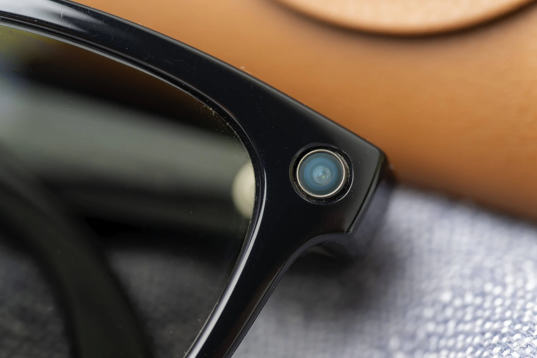 Vor Jahren noch Zukunftsmusik, heute schon im Laden: In den Smart Glasses verstecken sich kleine Kameras. Nicht jede smarte Brille wird aber natürlich zur „Perversling-Brille“.