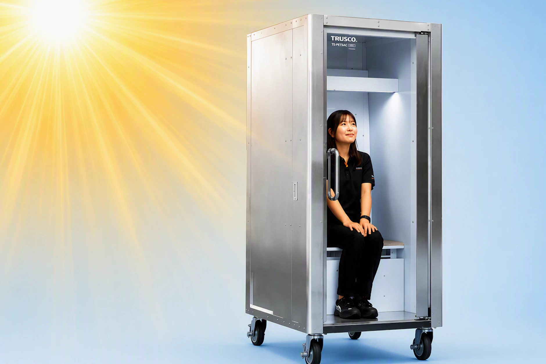 HIlfe gegen Hitze: Eine Frau sitzt ein einer „Do Hiemon Box", ein Kühlschrank für Menschen, den es jetzt in Japan gibt.