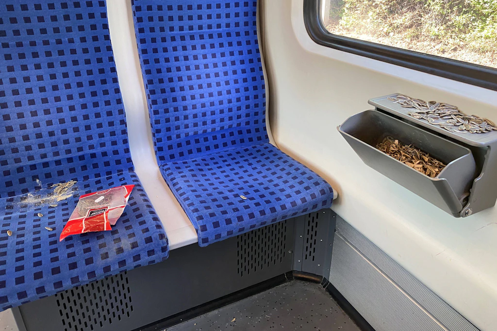 Sonnenblumenkernschalen, leere Verpackungen und Essensreste: Nach manchen Fast-Food-Orgien gleichen öffentliche Verkehrsmittel einer Müllhalde.