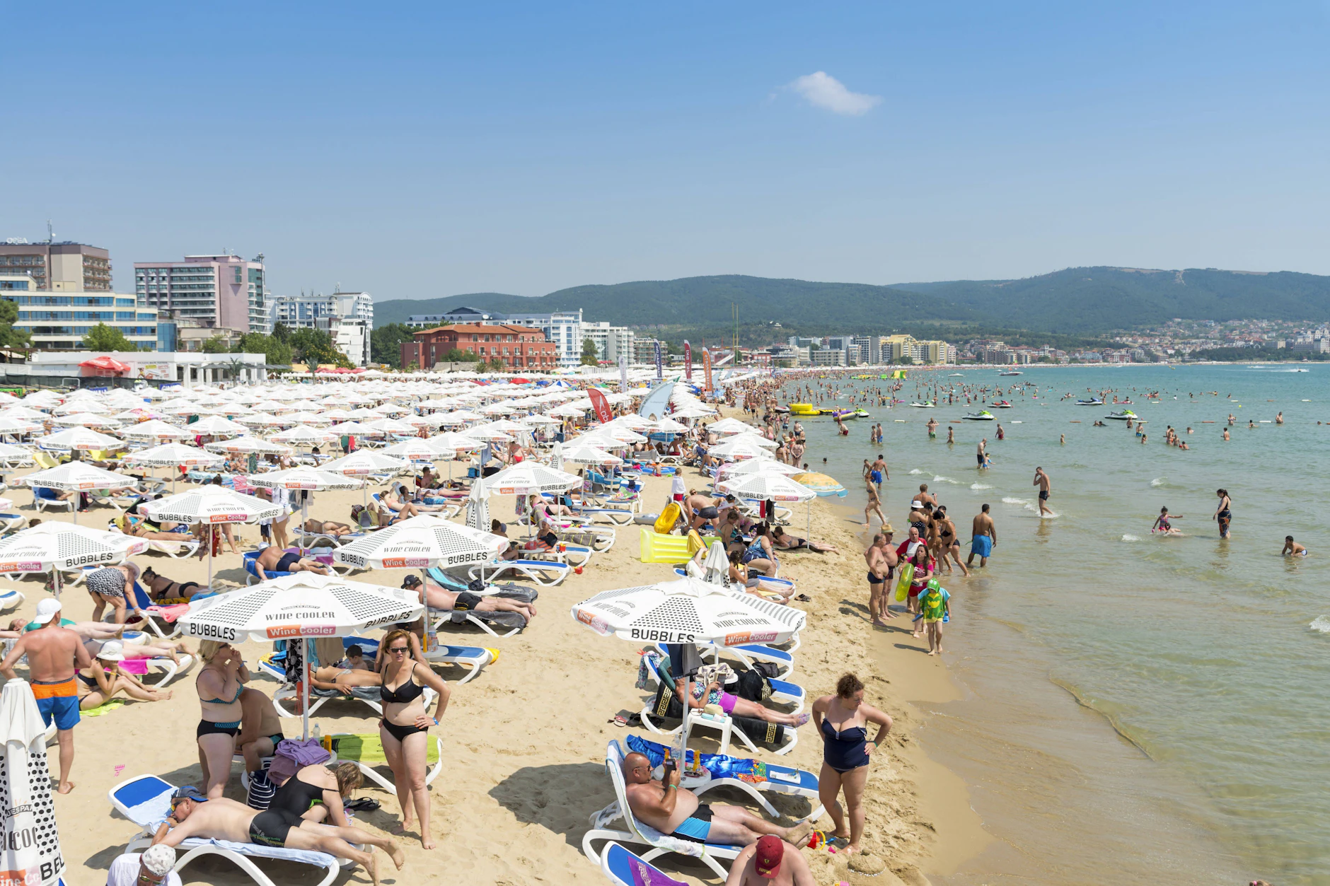 Der bulgarische Sonnenstrand ist bekannt für seine kilometerlangen Sandstrände, das Nachtleben und die günstigen Angebote für Urlauber.