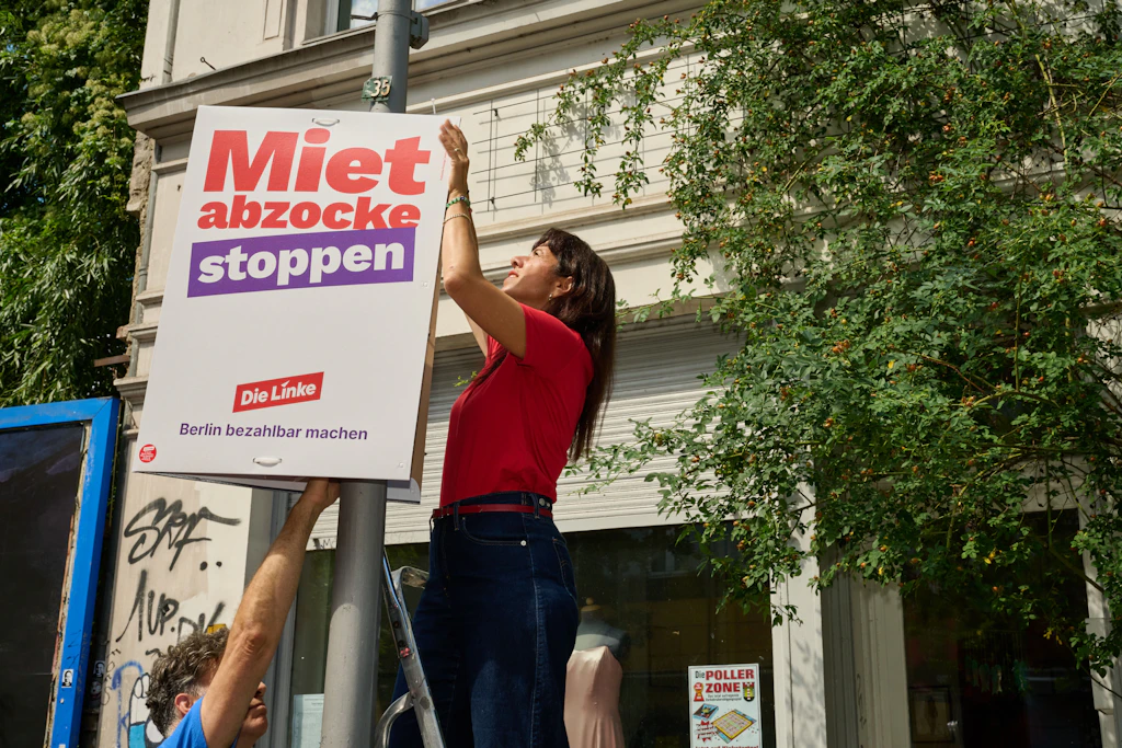Zwei Parteien, zwei Welten: Unterwegs mit Linker und AfD beim Plakatieren