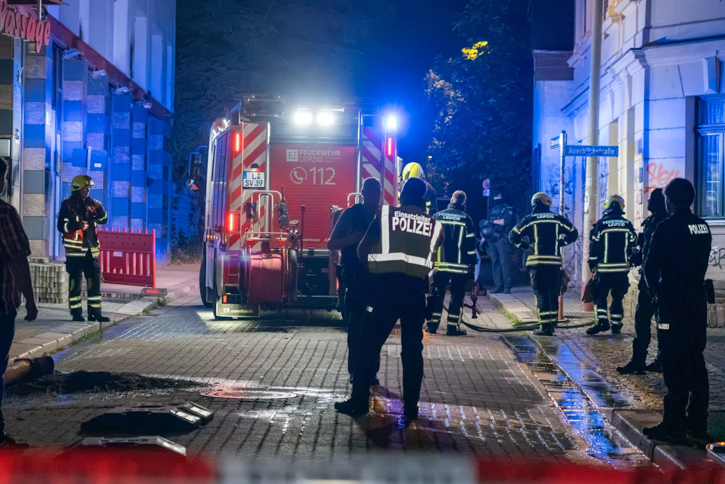 Brand vor Polizeiposten in Leipzig-Connewitz: Täter fliehen unerkannt