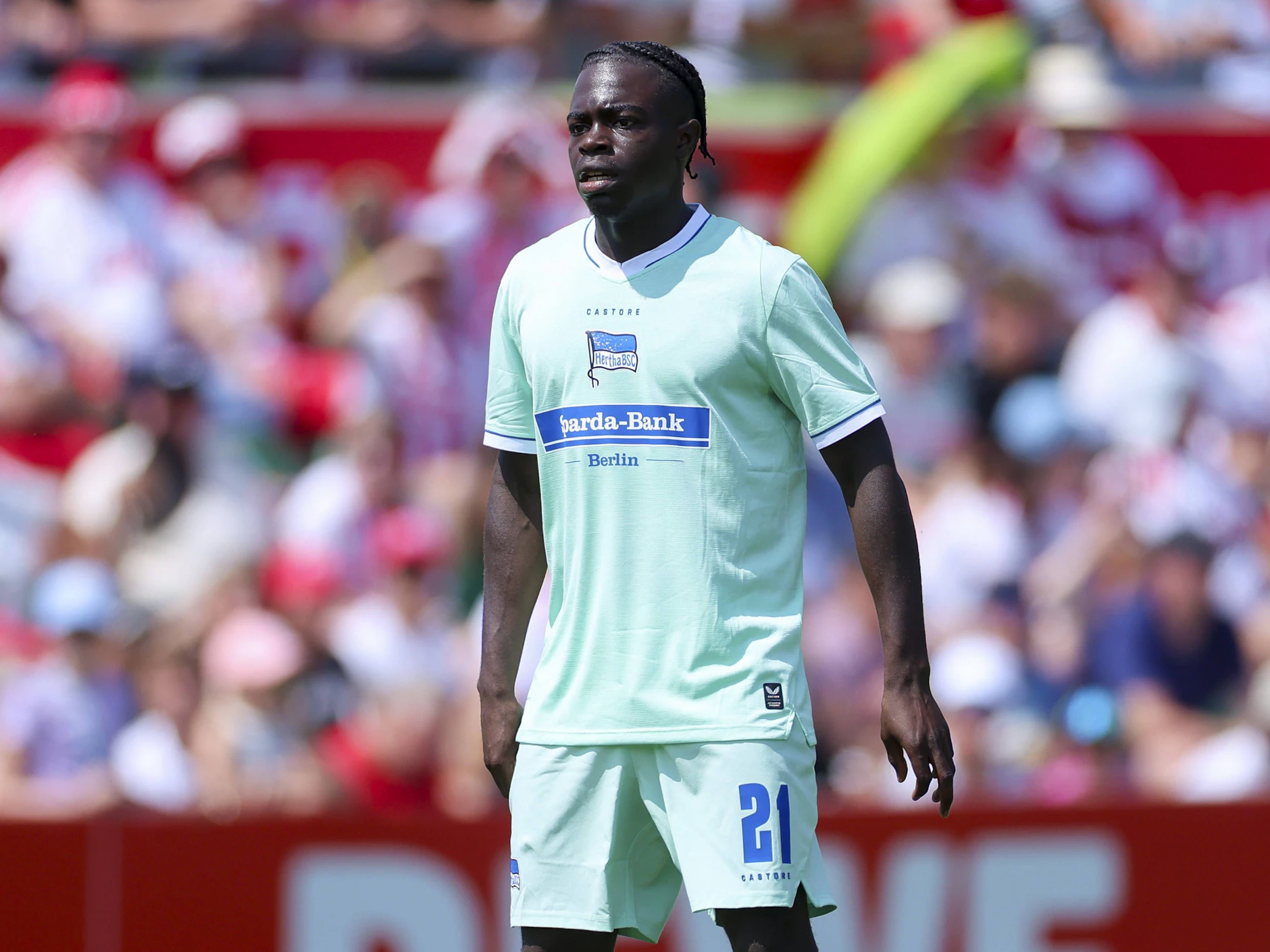 Jungprofi Boris Mamuzah Lum hat es bei Hertha BSC in die Startelf als defensiver Mittelfeldspier geschafft.