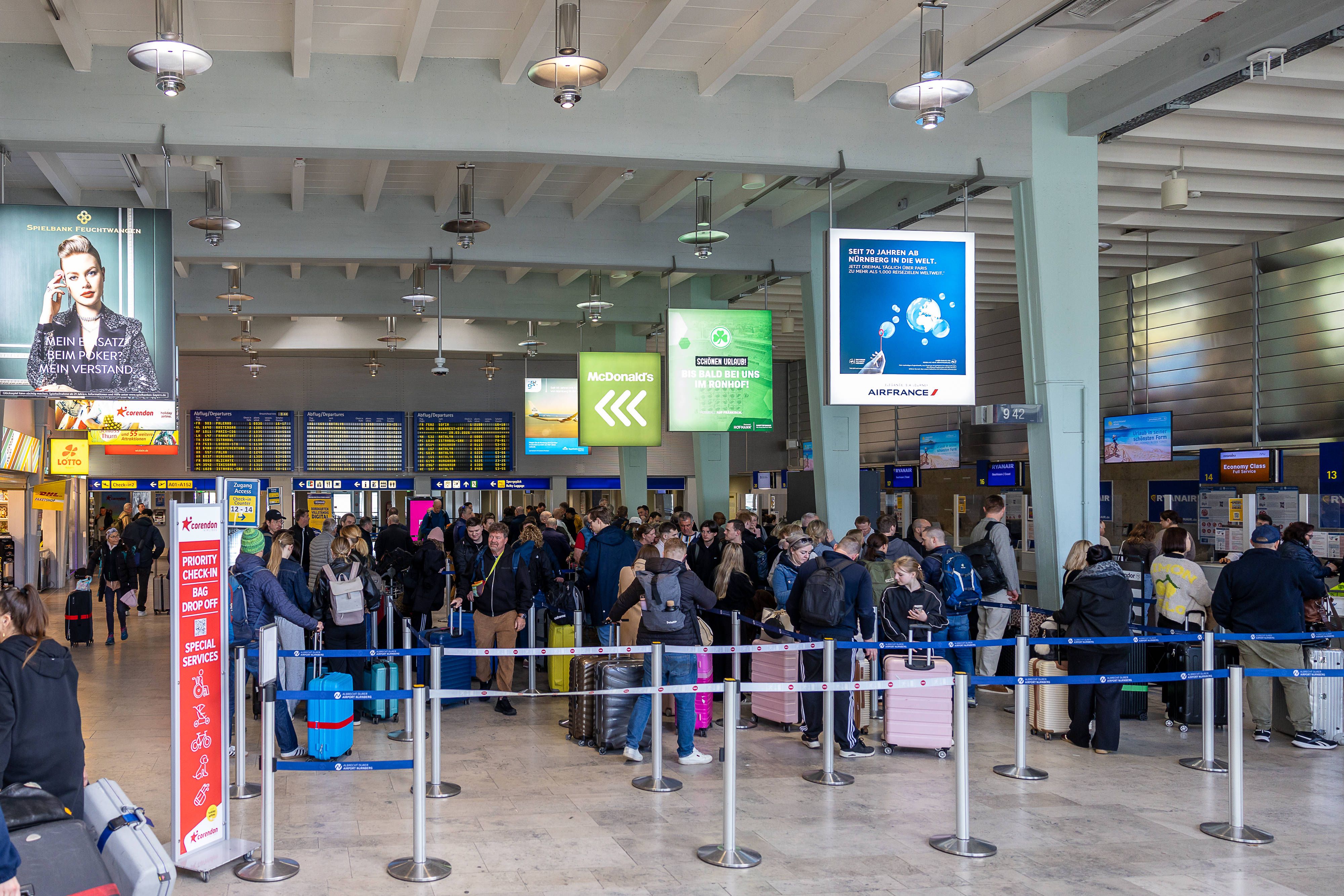 Schlägerei am Check-in in Nürnberg: Elf Passagiere müssen am Boden bleiben