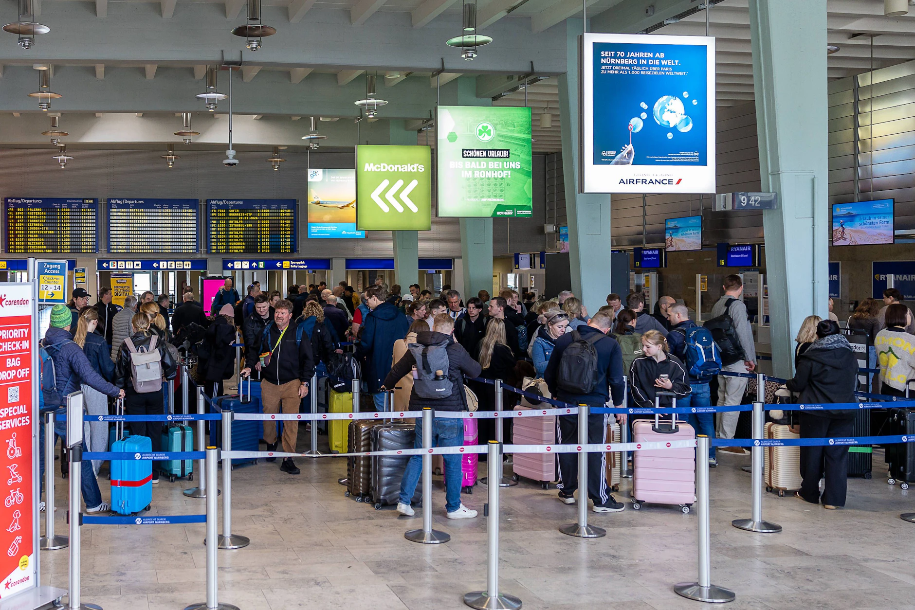 Schlägerei am Check-in in Nürnberg: Elf Passagiere müssen am Boden bleiben 