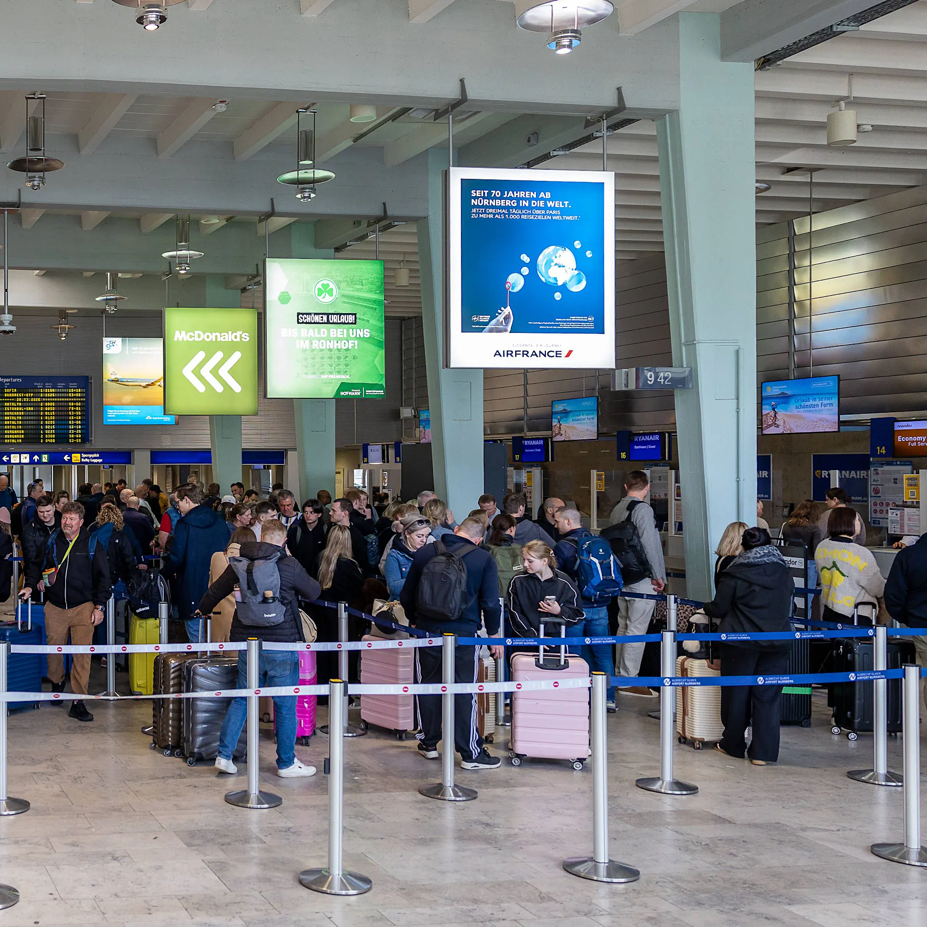 Schlägerei am Check-in in Nürnberg: Elf Passagiere müssen am Boden bleiben