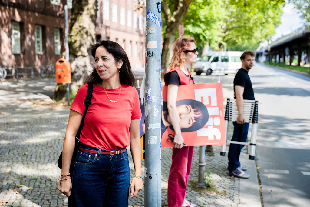 Elif Eralp (l) ist die Spitzenkandidatin von Die Linke für die Berliner Abgeordnetenhauswahl.
