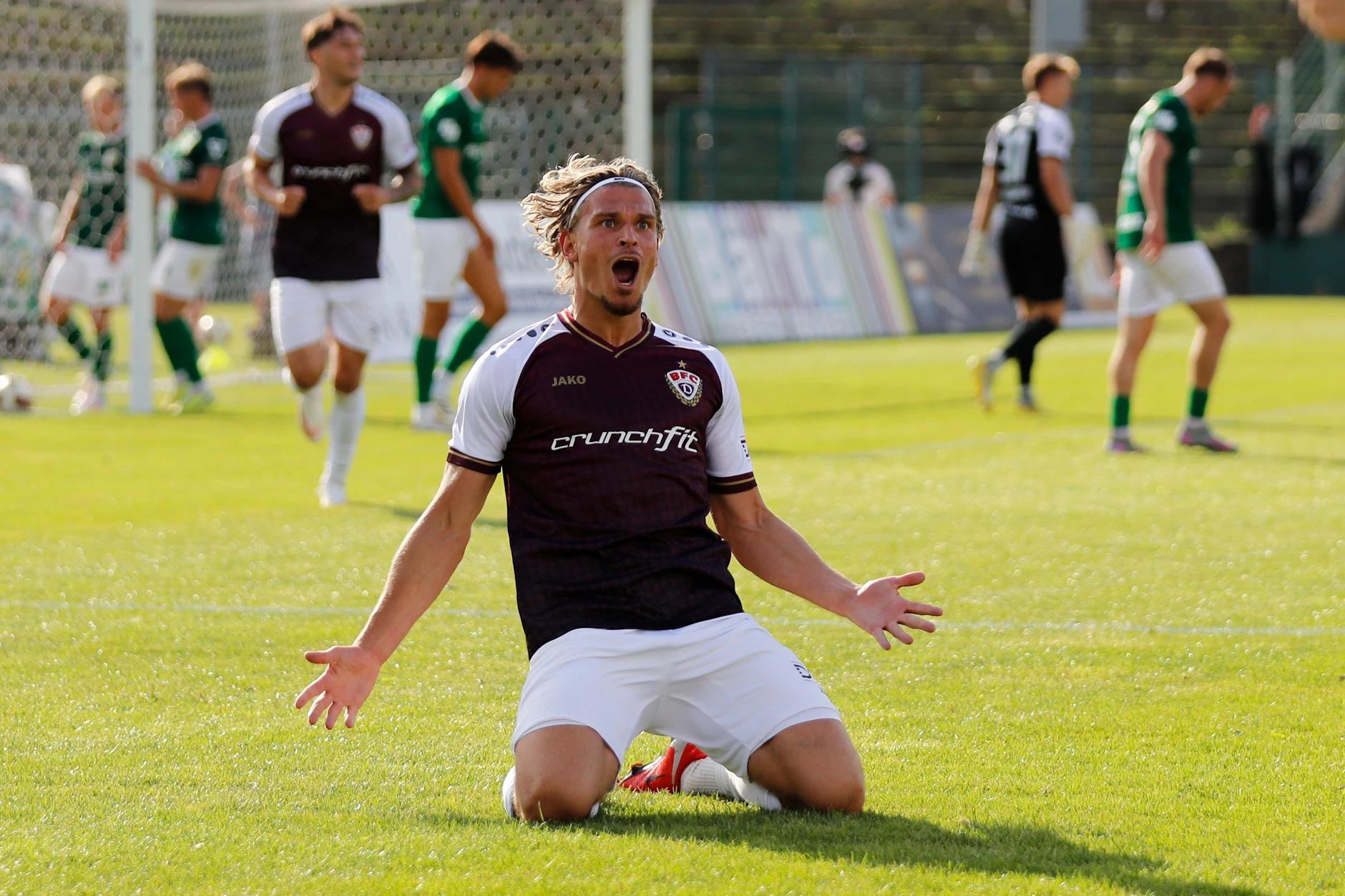Leander Fritzsche feiert sein 2:0 für den BFC Dynamo gegen Chemie Leipzig. Mit dem Tor beschenkt er sich quasi selbst zum Geburtstag.