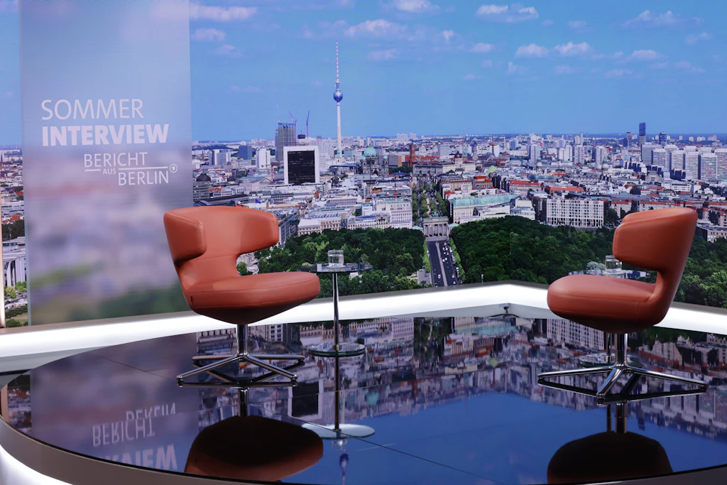 Sind die Sommerinterviews zu kurz? Die Sender versuchen, mit Hintergrundprogrammen fehlende Tiefe wiedergutzumachen.