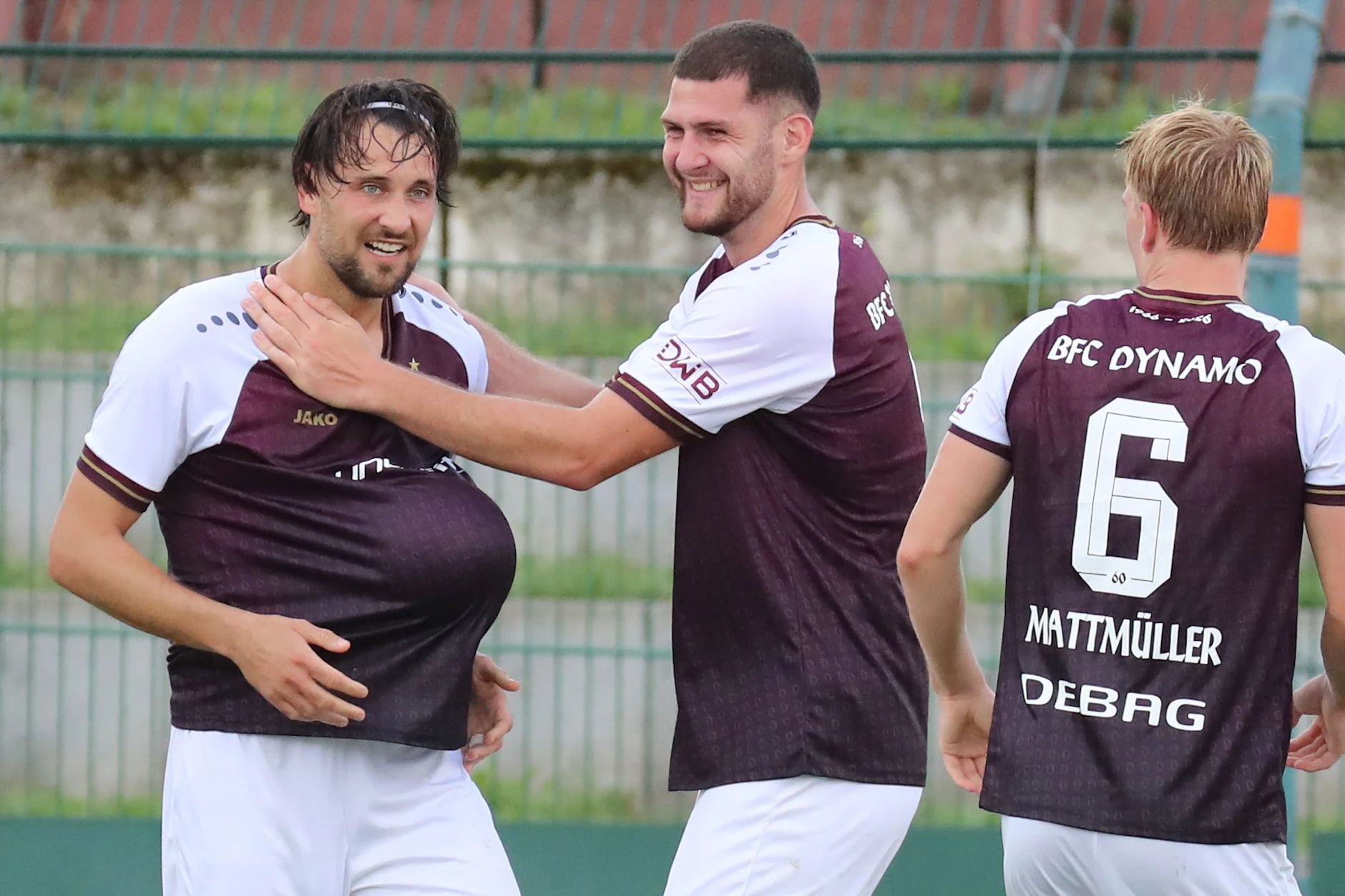 Rufat Dadashov (l.), Kapitän des BFC Dynamo, feiert sein 1:0 gegen Chemie Leipzig mit dem Ball unterm Trikot und zeigt so an: Ich werde Papa.