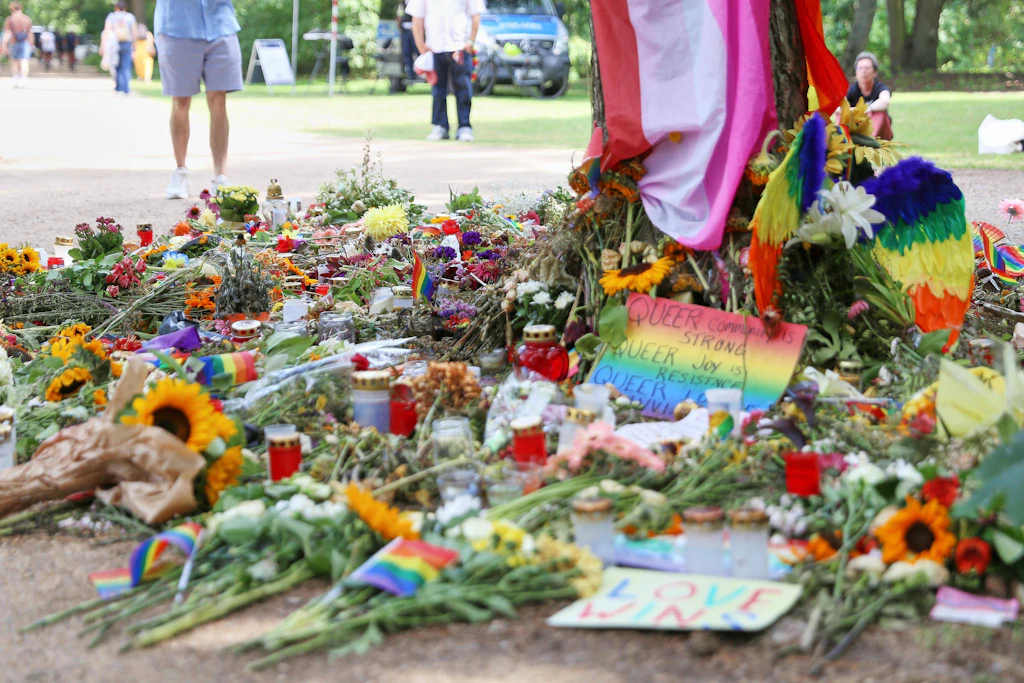 Ein neuer Baum am Tatort – Regenbogenbank soll Zeichen der Solidarität setzen