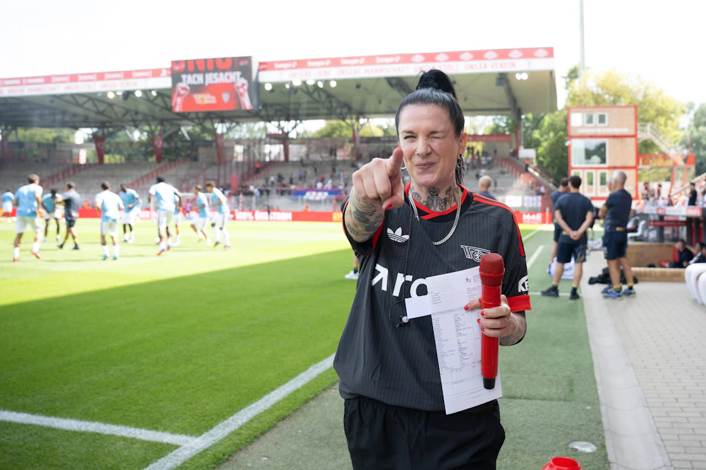 Bettina Bestgen moderierte in der Alten Försterei erstmals ein Spiel der Männer an.