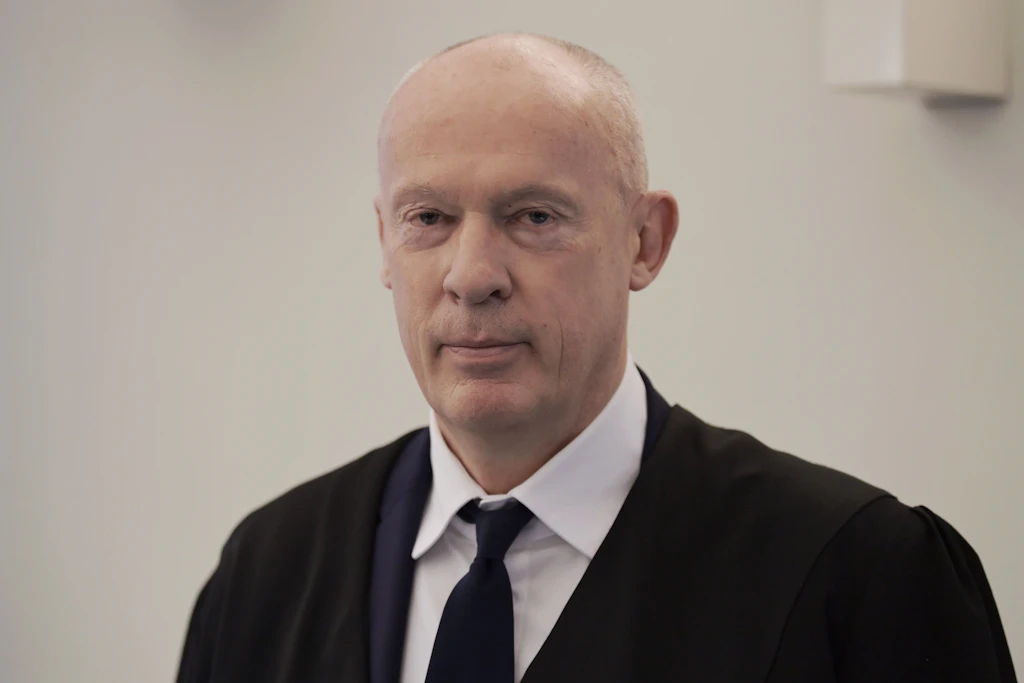 Dürfen Behörden Journalisten vorschreiben, wie sie ihre Interviews zu führen haben? Medienanwalt Joachim Steinhöfel will eine Grundsatzentscheidung erzwingen.