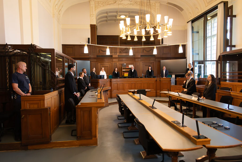 Zwei Brüder müssen sich in Berlin wegen gemeinschaftlichen Mordes vor Gericht verantworten.