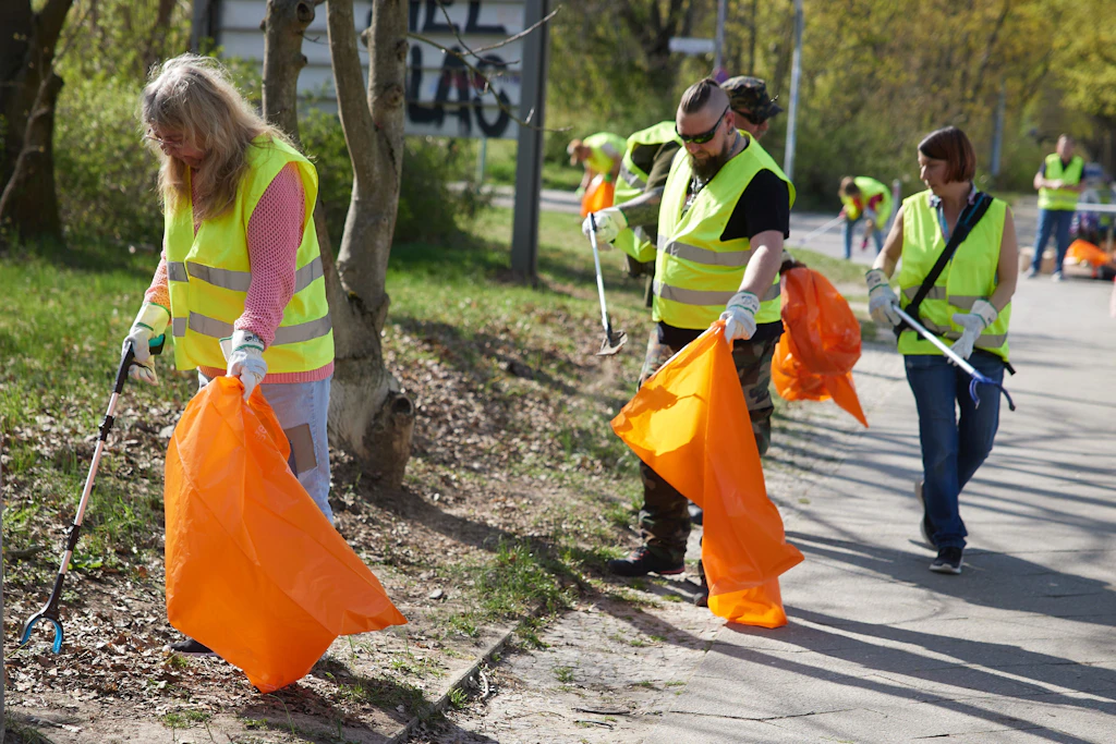 Warnweste, Greifzange, oranger Sack: Hilfsdienste wie das Einsammeln von Müll gehören zu den Tätigkeiten, die in Sachsen-Anhalt als „Bürgerarbeit" vergeben werden. (Symbolbild) 