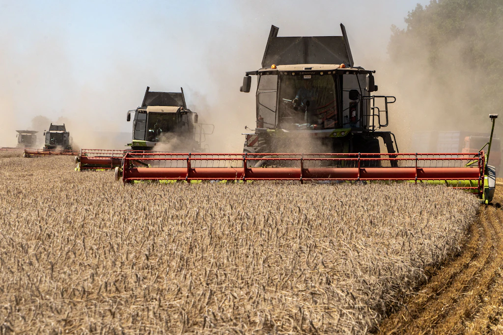 Mähdrescher bei der Ernte: Die hohe Produktivität der ukrainischen Landwirtschaft dient Brüssel als Argument für mögliche Agrarschranken.
