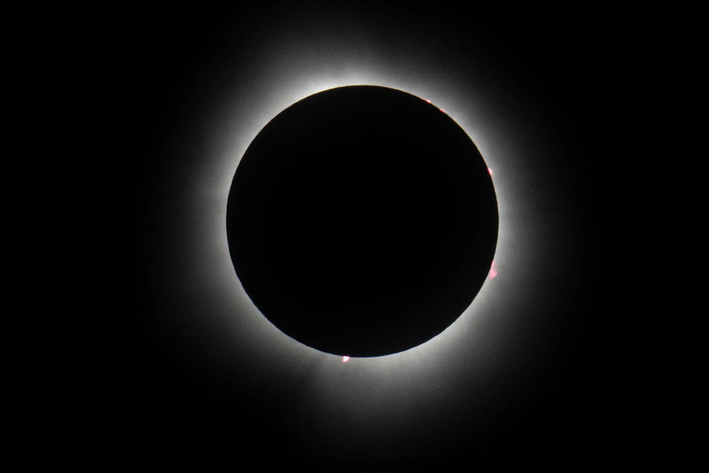 Der Mond verdeckt die Sonne während einer totalen Sonnenfinsternis auf dem Indianapolis Motor Speedway.