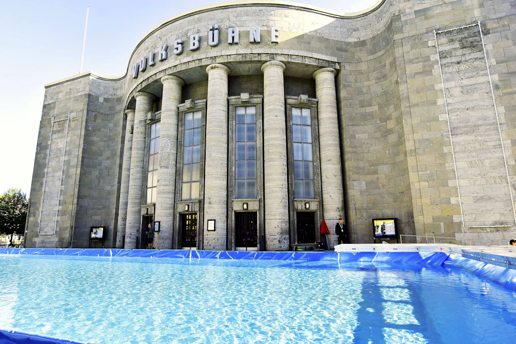 Das temporäre Schwimmbecken vor der Volksbühne steht schon bereit. Ab dem 7. August geht es los.