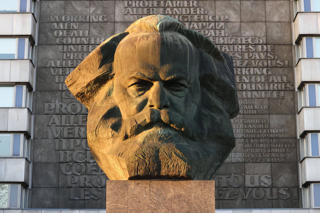 Der Karl-Marx-Kopf in Chemnitz erinnert daran, dass im Zusammenkommen Macht liegt.