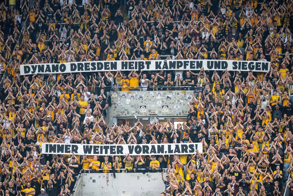 Volle Unterstützung aus dem Dresdner K-Block: Die Fans wünschen Dynamo-Spieler Lars Bünning auf dem weiteren Weg der Genesung alles Gute.