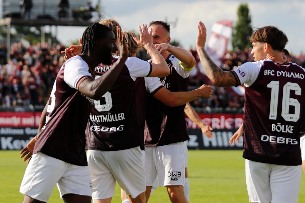 Der Jubel nach dem 2:0 gegen Chemie Leipzig deutet an, in welche Richtung es beim BFC Dynamo nur gehen kann: alle zusammen.