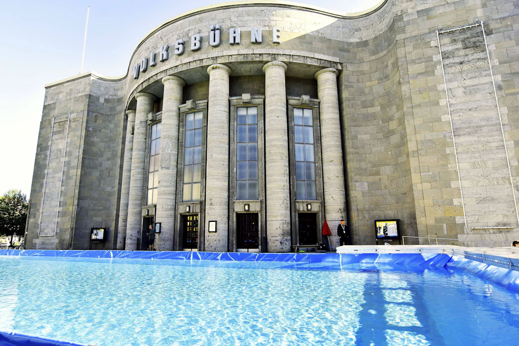Das Schwimmbecken vor der Volksbühne