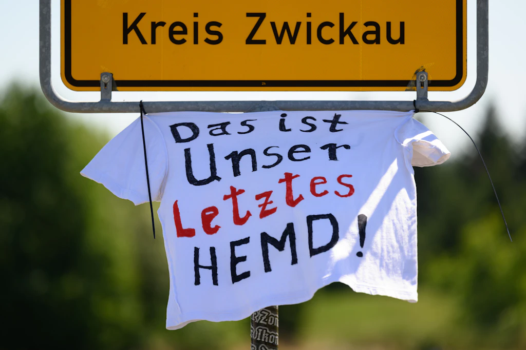 Ein T-Shirt mit der Aufschrift „Das ist unser letztes Hemd“ hängt am Ortseingangsschild Glauchau.