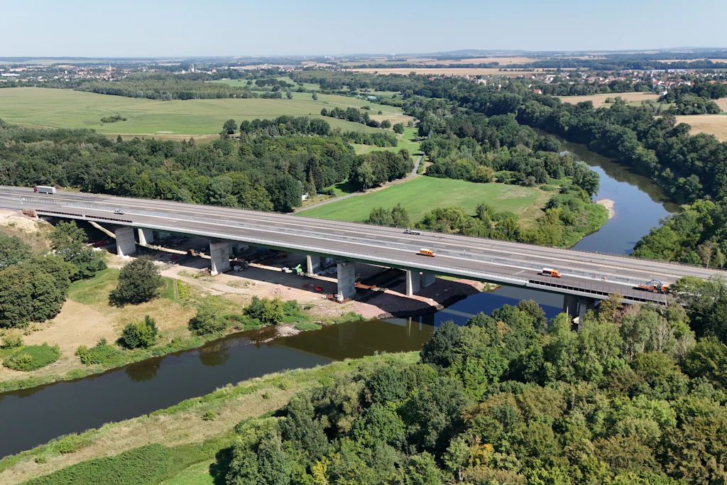 Die Muldebrücke der A14 bei Grimma aus der Luft: Der westliche Abschnitt der alten Brücke aus DDR-Zeiten soll am 15. November gesprengt werden. Der Verkehr läuft über einen neuen Brückenteil direkt daneben.
