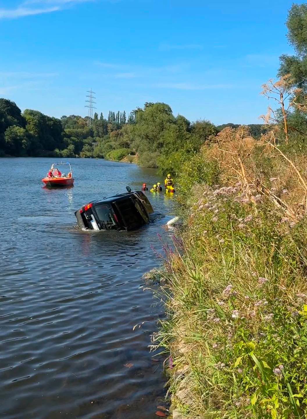 Tragischer Unfall: Zwei Hunde sterben in versunkenem Geländewagen